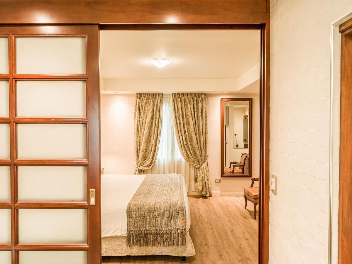 Melia Recoleta Plaza Hotel Buenos Aires Kültér fotó A sliding door
