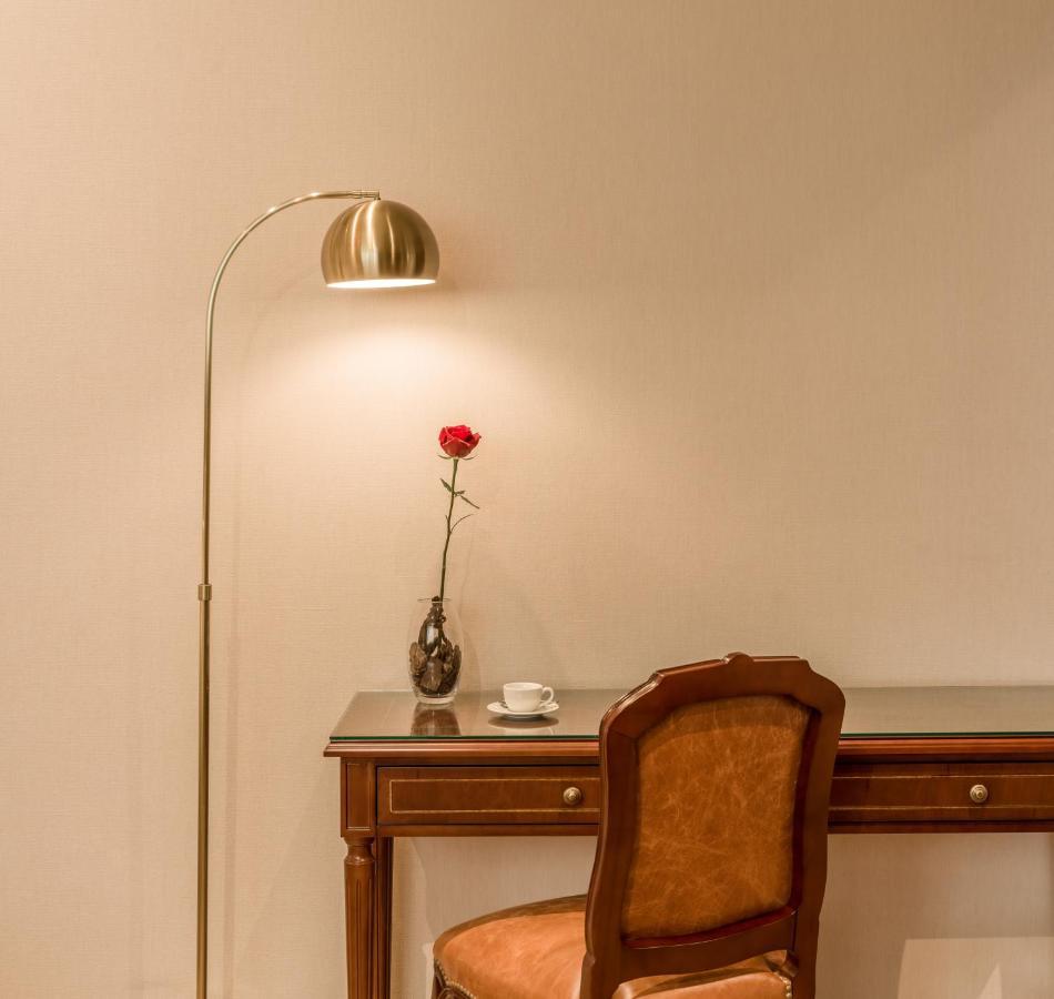 Melia Recoleta Plaza Hotel Buenos Aires Kültér fotó A floor lamp