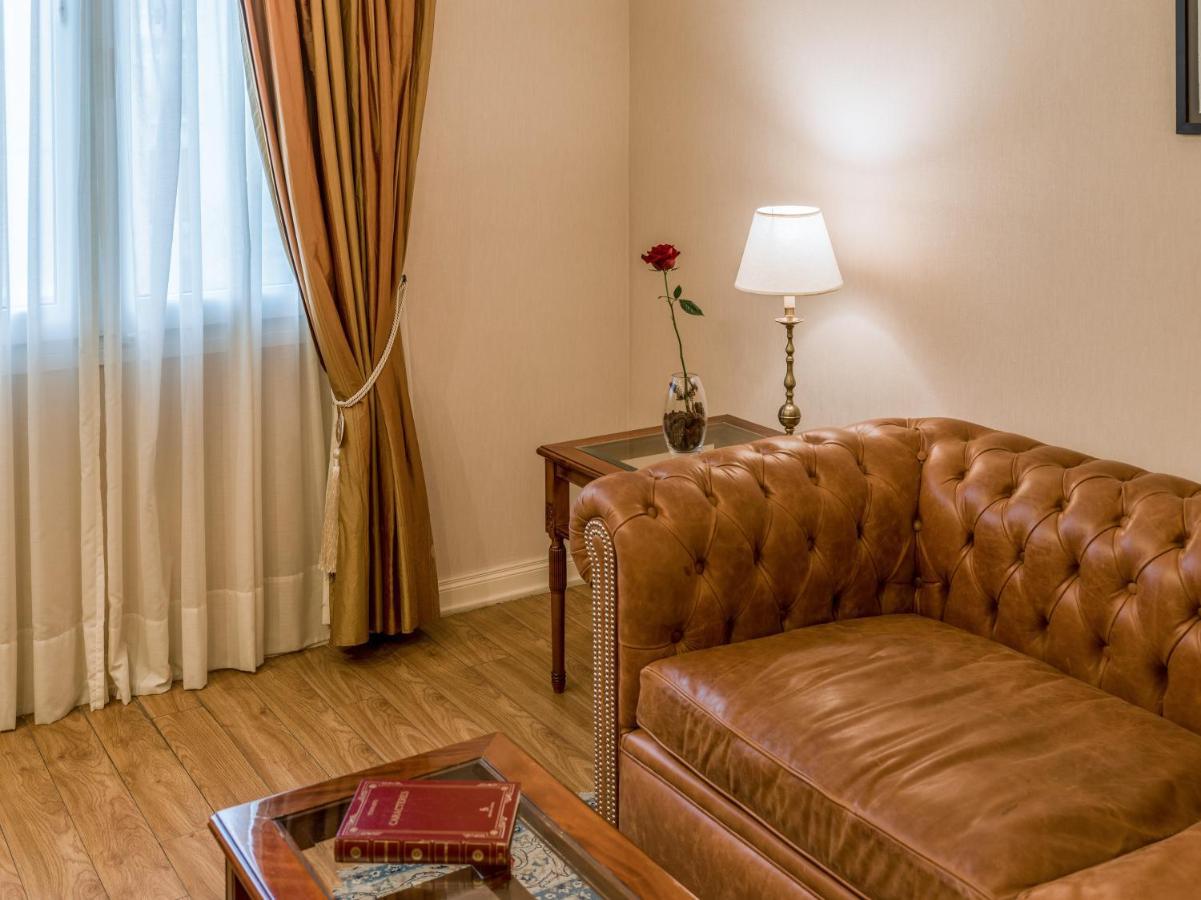 Melia Recoleta Plaza Hotel Buenos Aires Kültér fotó A leather sofa