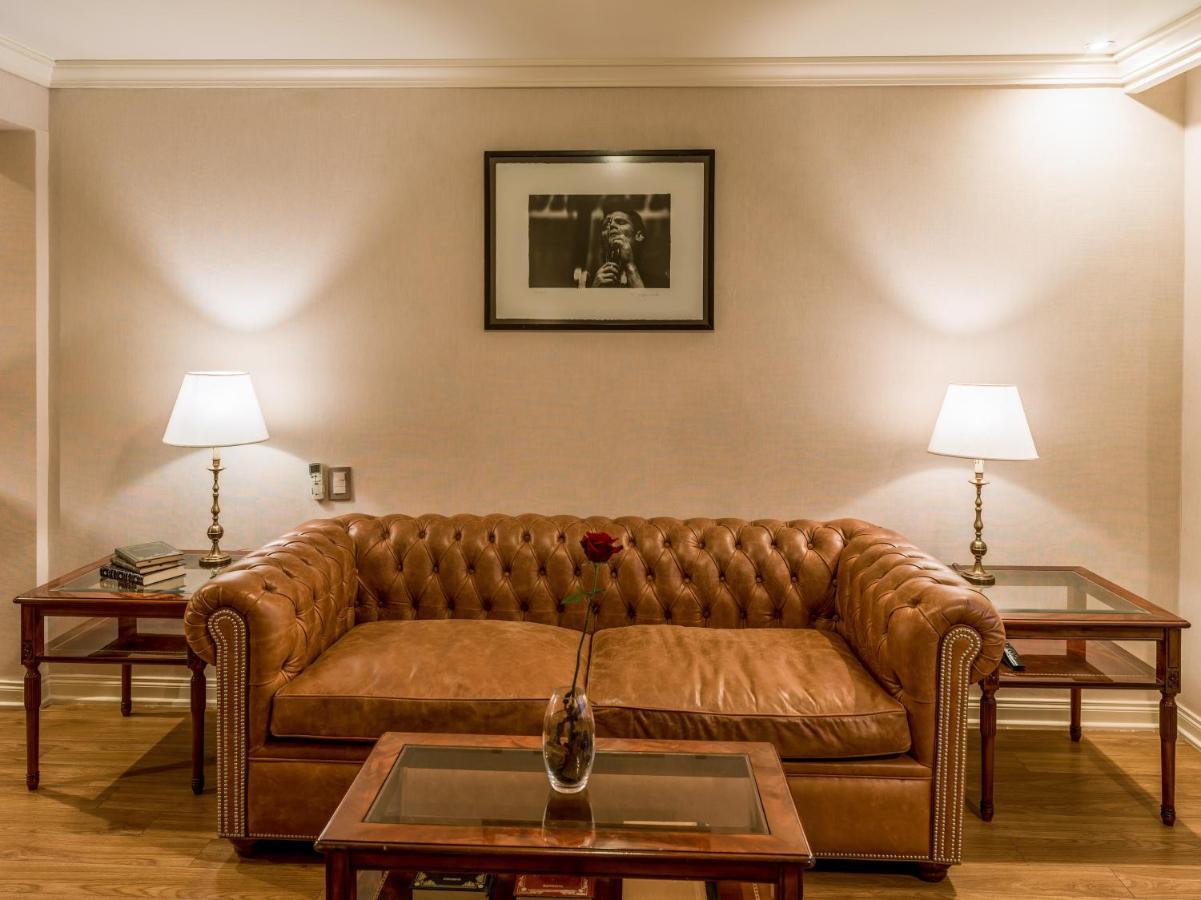 Melia Recoleta Plaza Hotel Buenos Aires Kültér fotó A leather sofa