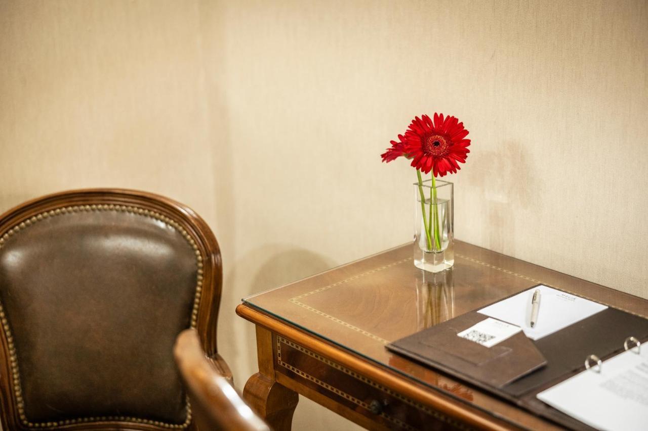 Melia Recoleta Plaza Hotel Buenos Aires Kültér fotó A desk with a flower vase