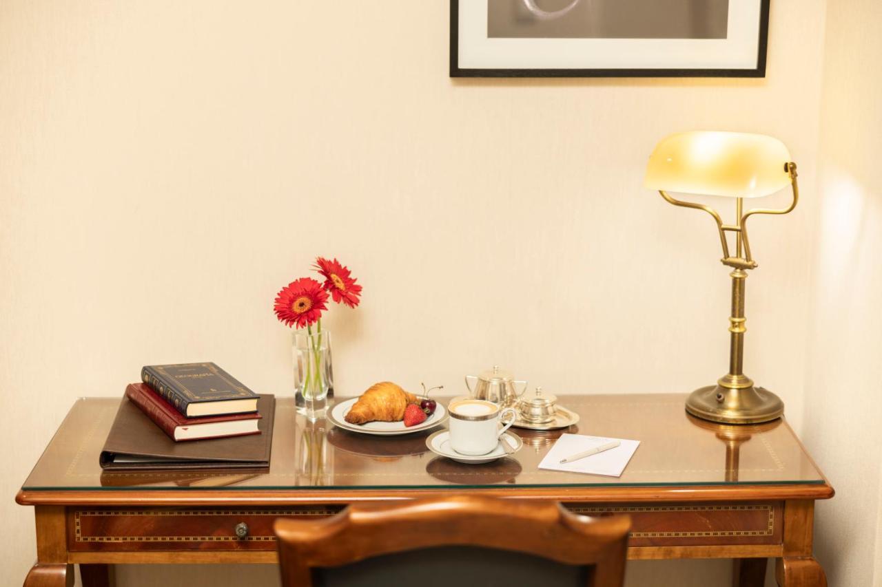 Melia Recoleta Plaza Hotel Buenos Aires Kültér fotó A table lamp