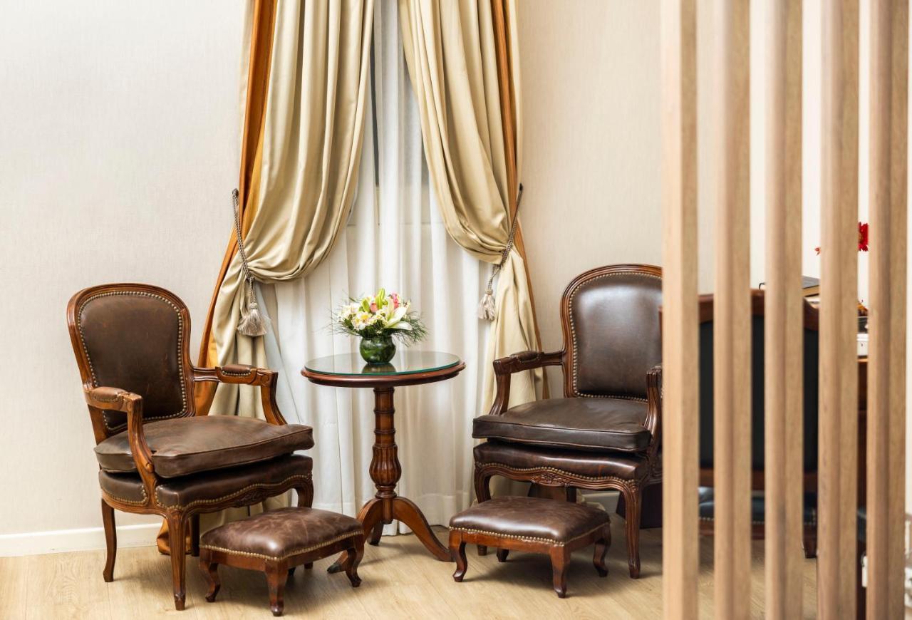 Melia Recoleta Plaza Hotel Buenos Aires Kültér fotó A pair of armchairs